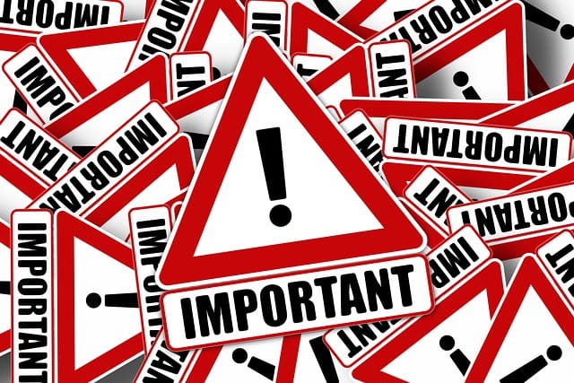 signalétique important sur panneau triangulaire rouge te point d'exclamation noir