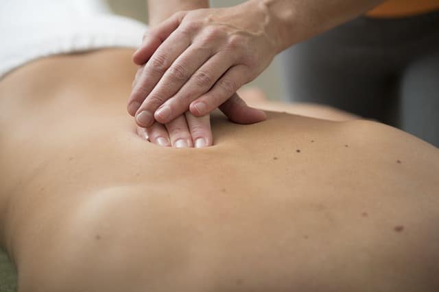 massage dos relaxant energetique aux huiles essentielles