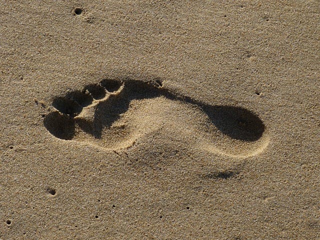 empreinte de pieds dans le sable refelxologie plantaire bien etre