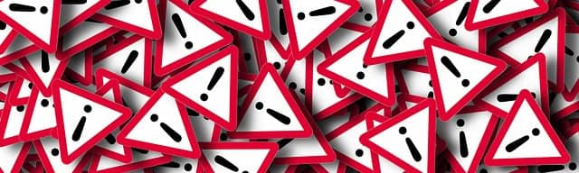 banniere panneau d'avertissement triangulaire avec point d'exclamation rouge blanc noir