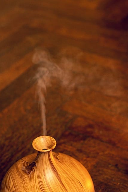 diffuseur d'huile essentielle en bois sur un plancher en bois purification de l'air ambiant sain serenite