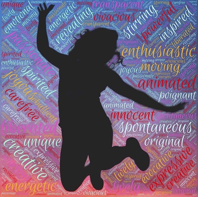 femme en ombre qui saute avec enthousiasme avec des mots positifs en couleurs derrière elle
