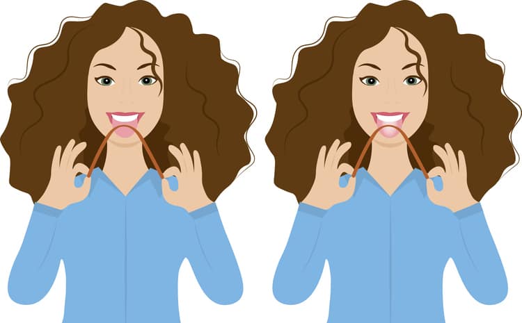 Hygiène buccale Femme montrant comment utiliser le gratte langue