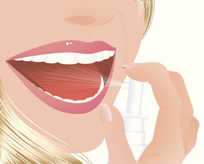 Image d'une femme qui utilise un spray pour la bouche contre la mauvaise haleine