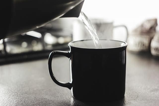 eau chaude servie dans une tasse prête à boire