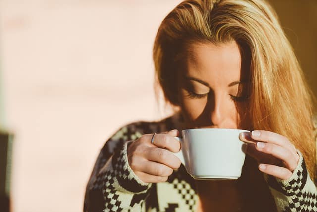 femme buvant sa tasse d'eau chaude