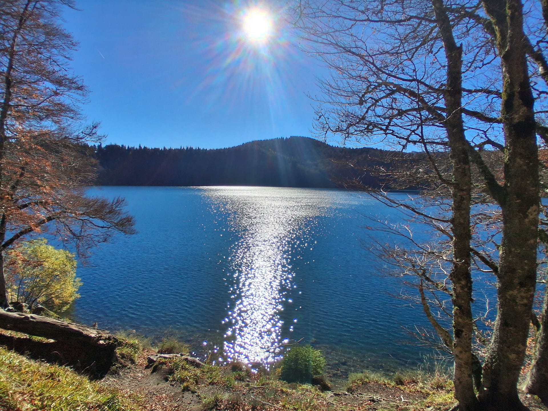 Lac Pavin haut lieu inspirant des volcans d'auvergne pour stimuler la créativité