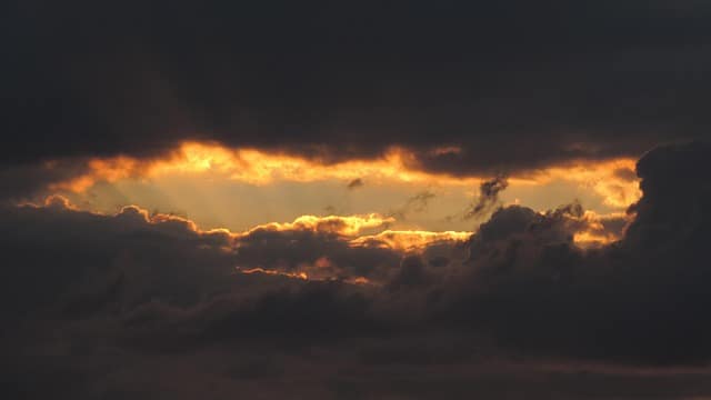 Comme cette lumière à travers les nuages, souvent les blessures sont source de lumière